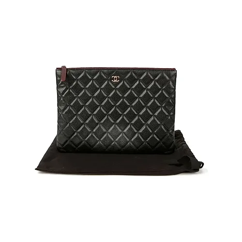 Classic Caviar Medium Clutch A82545